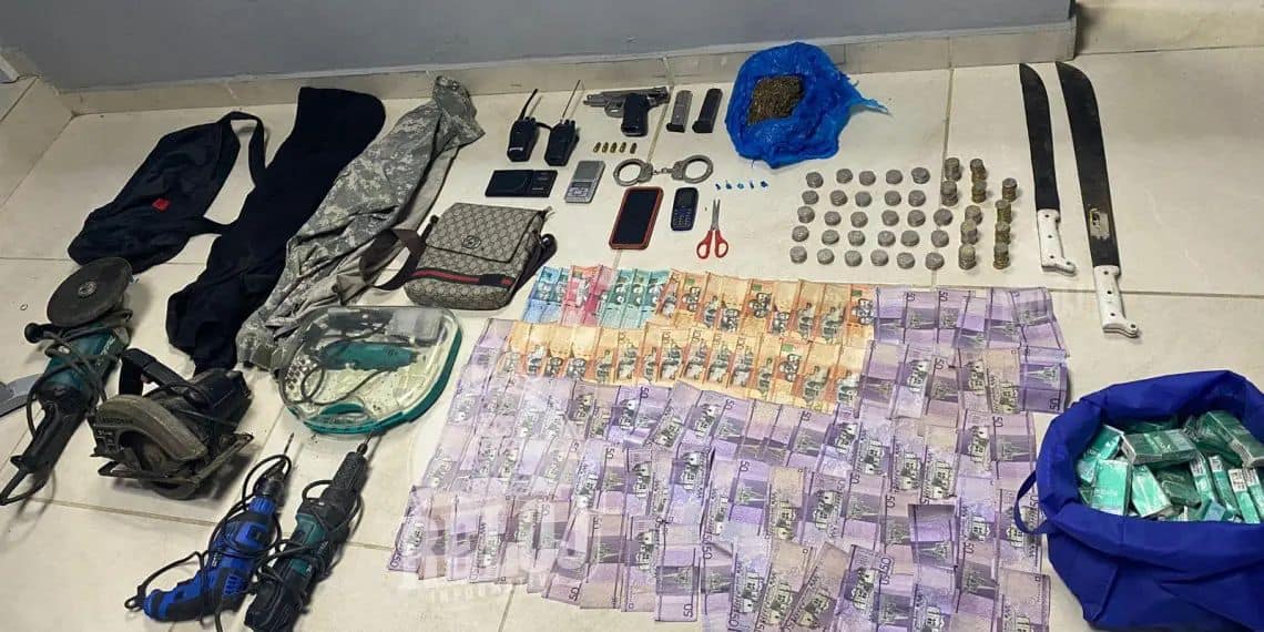 PN apresa dos personas en Montecristi con sustancias ilícitas, arma de fuego ilegal