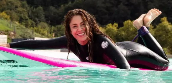 Shakira sorprende y presume su talento para surfear (Video)