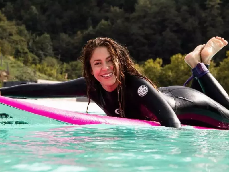 Shakira sorprende y presume su talento para surfear (Video)