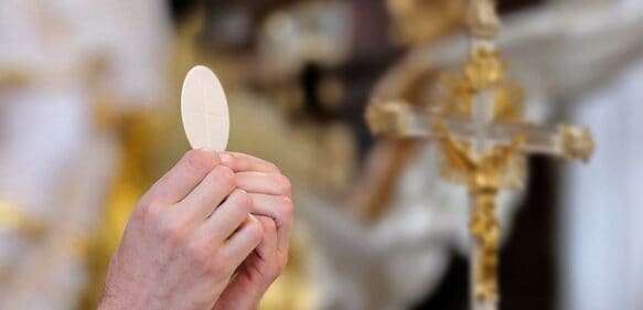 Vaticano investiga ‘multiplicación’ de hostias en plena misa