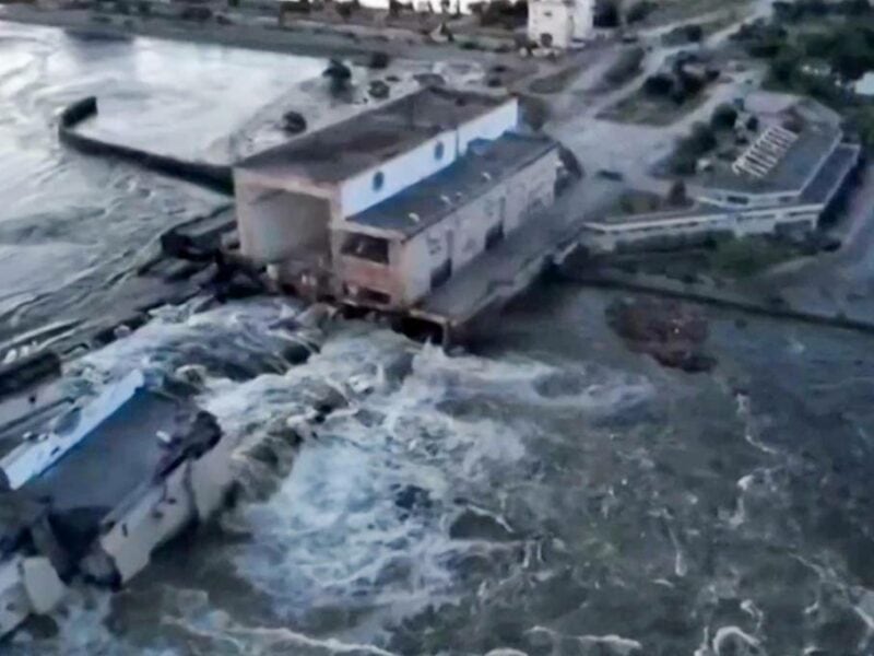 Ucrania denuncia bombardeos en zonas inundadas tras destrucción de represa
