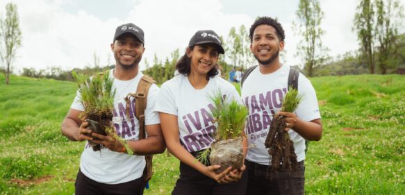 Voluntarios de Arajet siembran más de dos mil árboles en jornada de Reforestación