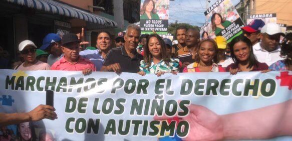 Leandra Acosta y cientos de personas marchan por el derecho de los niños con autismo