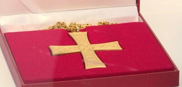 Roban la cruz pectoral de Benedicto XVI de su parroquia de origen en Alemania