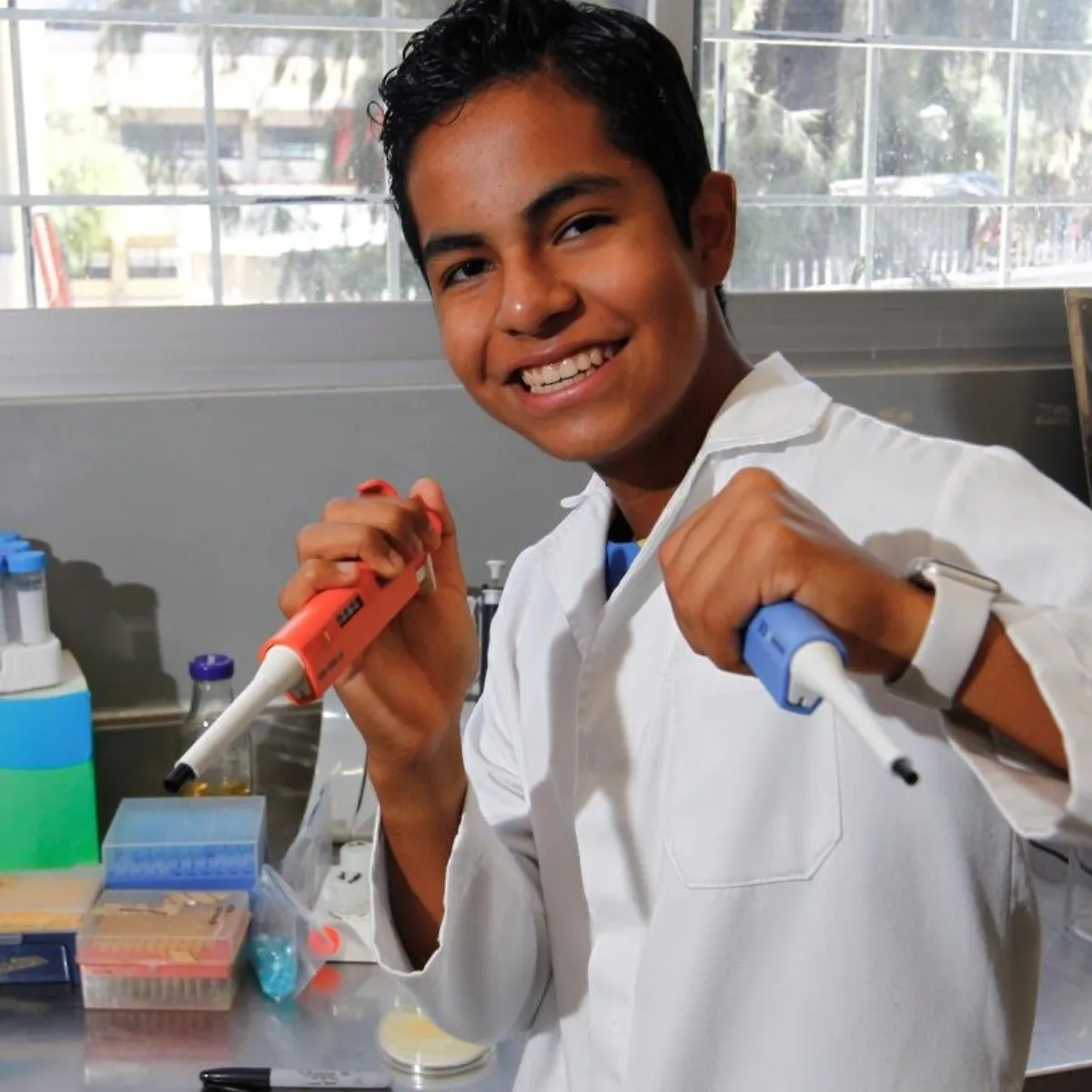 El niño que concluyó una maestría de biología molecular con solo 12 años