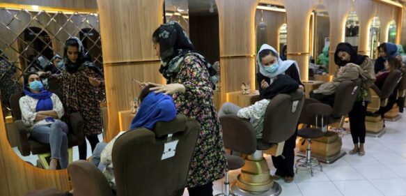 Talibanes ordenan el cierre de todos los salones de belleza en Afganistán y agravan la situación para las mujeres