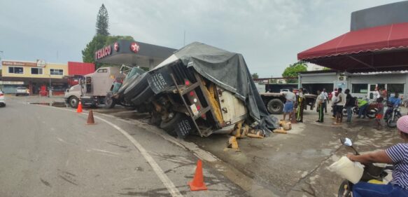 Camión cargado de fundas de cementos que pretendía cruzar hacia Haití se voltea en Dajabón