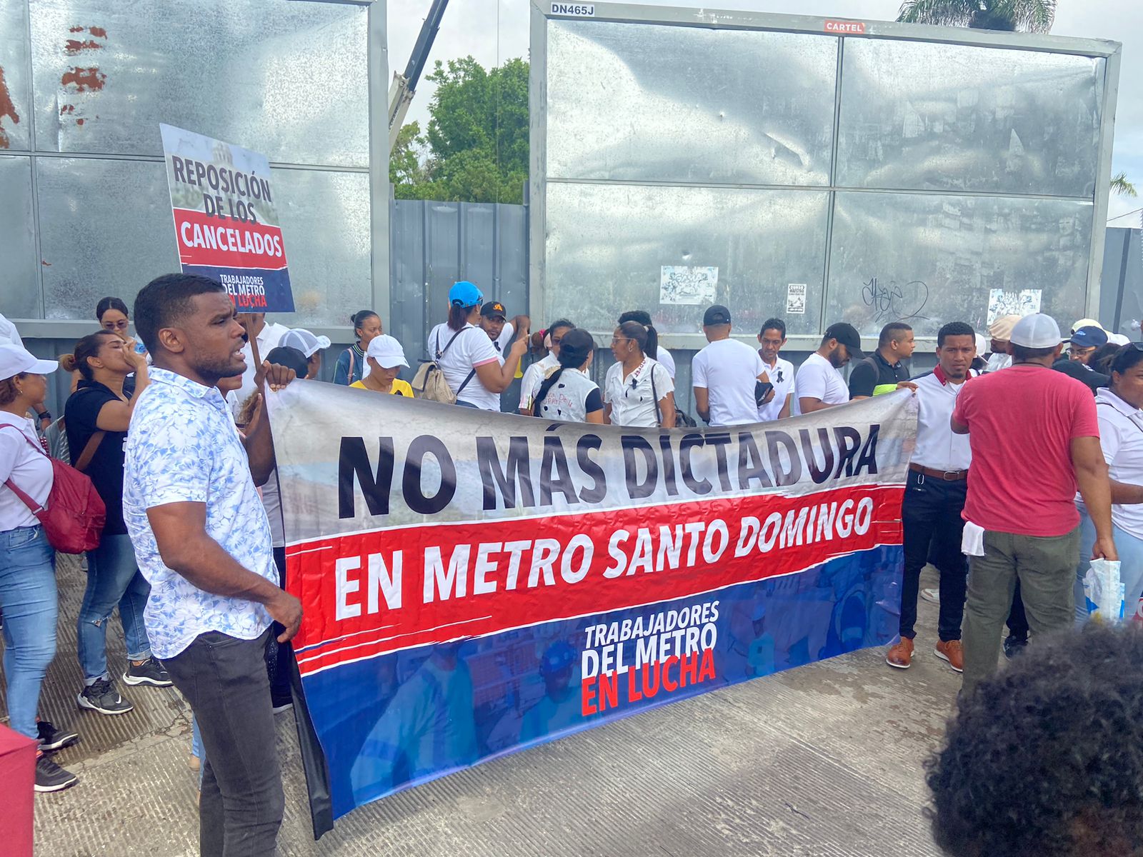 Ex empleados del Metro de Santo Domingo exigen sus prestaciones laborales 