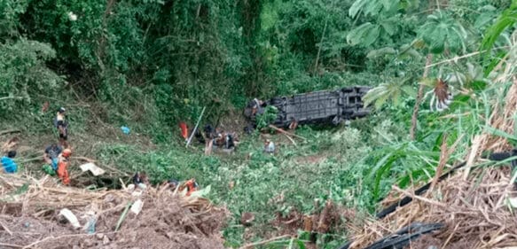 Al menos nueve muertos y 33 heridos en Colombia al caer un autobús por un precipicio