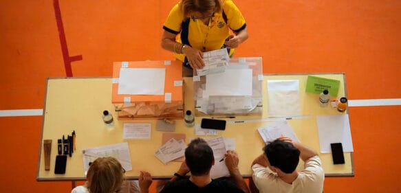 Cierran los colegios electorales en España en unos comicios que pueden dar un giro a la derecha