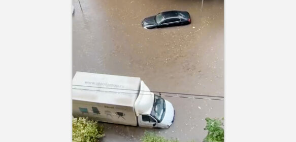 Fuerte aguacero inunda las calles de Moscú