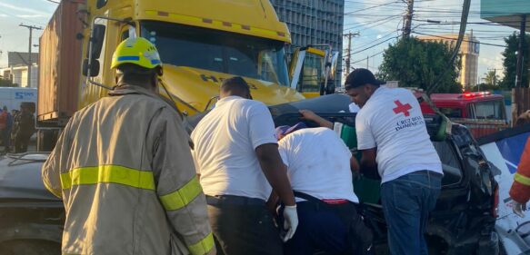 9-1-1 coordinó asistencia de 16 unidades de rescate en accidente de tránsito en Avenida Máximo Gómez