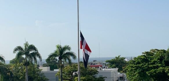 Bandera ondea a media asta en el Palacio por duelo nacional tras tragedia en San Cristóbal