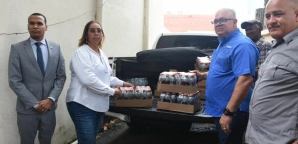 Mescyt dona alimentos y agua potable a familias afectadas por una explosión en San Cristóbal
