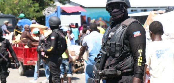 Comerciantes valoran aumento de seguridad con lanzagranadas y fusiles de asalto en paso fronterizo por Dajabón