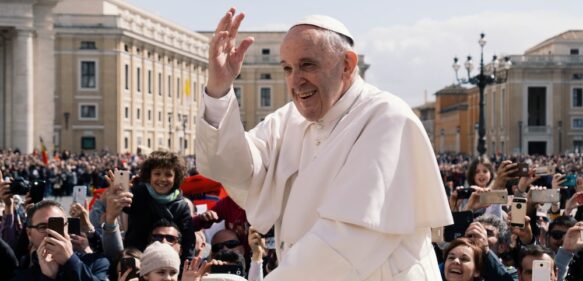 El papa llama a los periodistas a combatir la desinformación y la “coprofilia” actual
