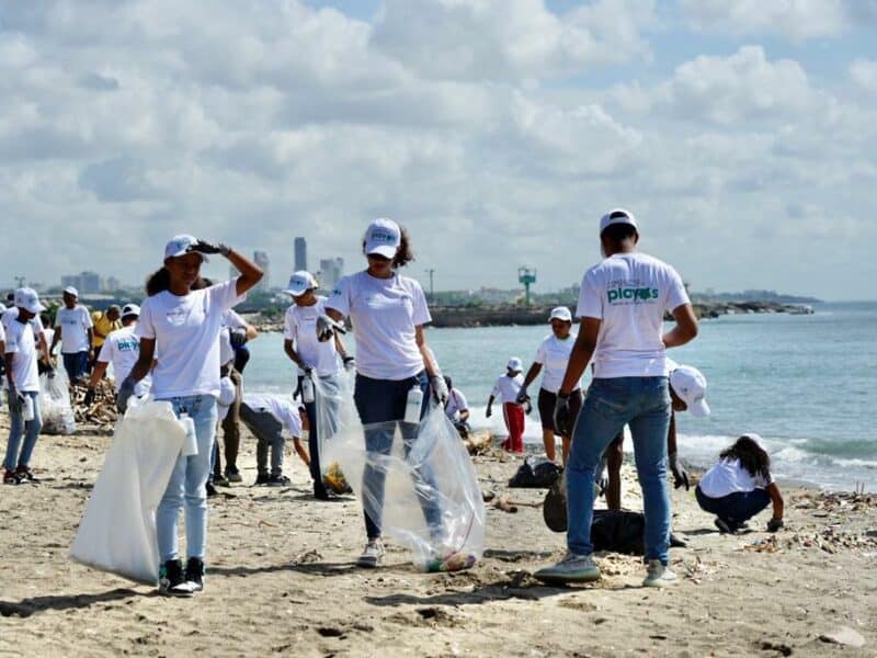 Hijos de empleados Medio Ambiente realizan jornada de limpieza en la playa Gringo