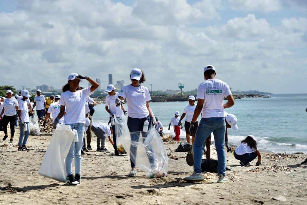 Hijos de empleados Medio Ambiente realizan jornada de limpieza en la playa Gringo