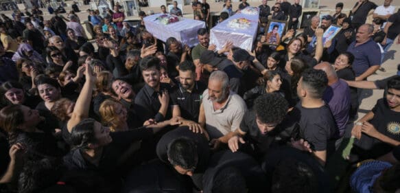 Cientos asisten a misa y lloran a las víctimas del incendio en una boda en Irak