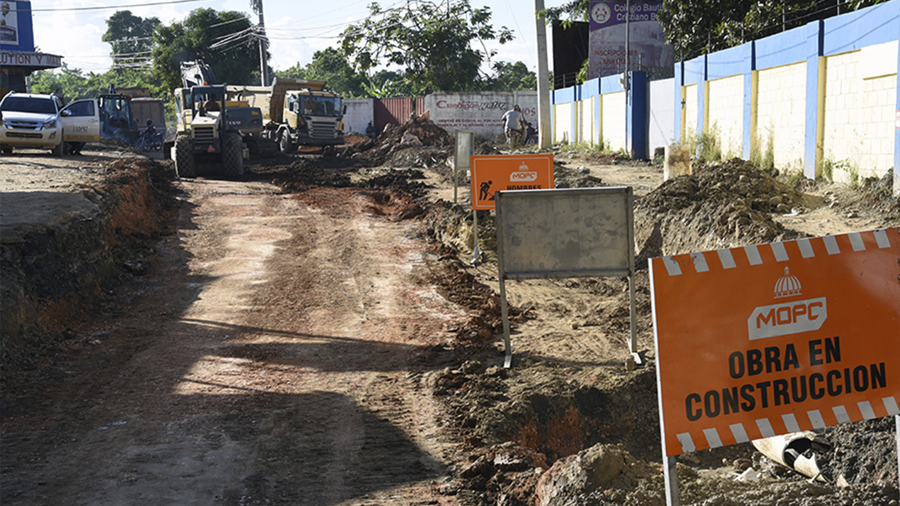 MOPC trabaja para restablecer el tránsito en la carretera Barahona-Enriquillo