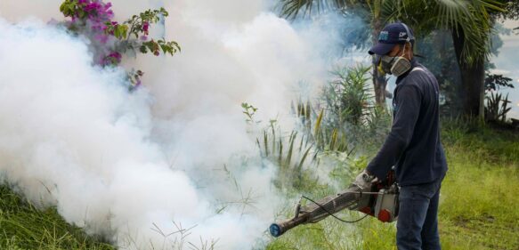 Alcaldía de Las Gordas combate el Dengue y plagas en amplio operativo de fumigación