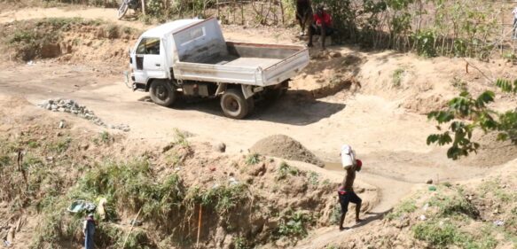 Extracción de arena en río masacre por haitianos ocasiona más daño que construcción de canal en Haití