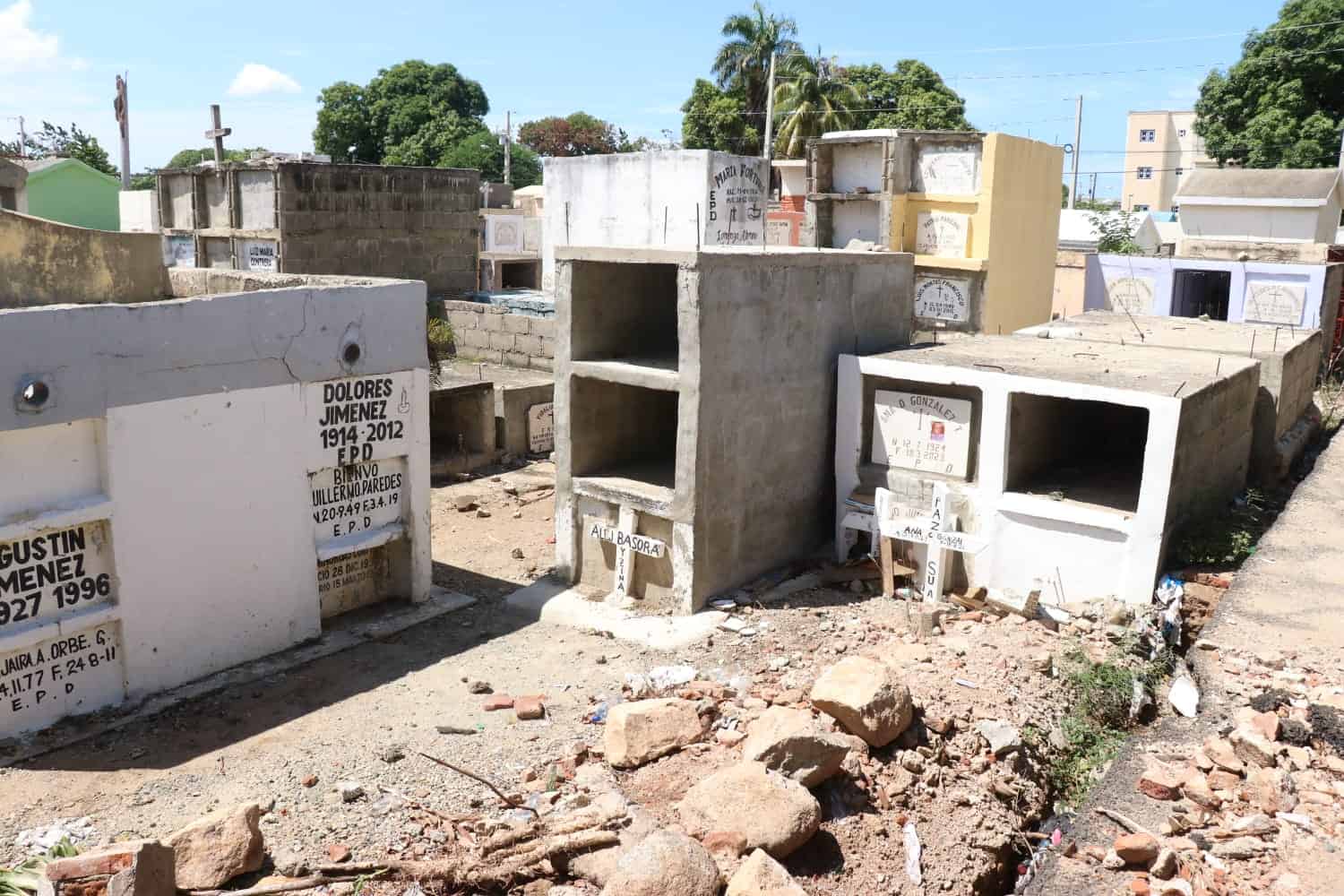 Haitianos realizan brujería en cementerio de Dajabón y atacan a parientes de fallecidos