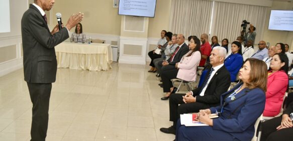 Senadores y colaboradores reciben conferencia “Dengue: Inquietud Nacional”