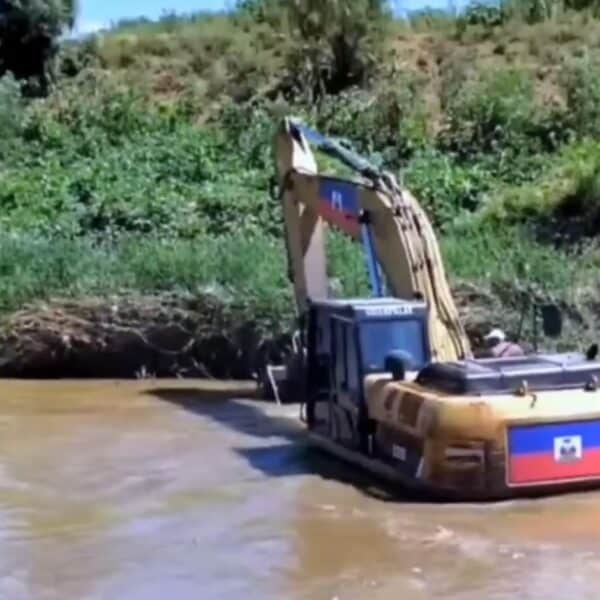 Haitianos buscan represar río masacre con retroexcavadora para desviar agua por canal