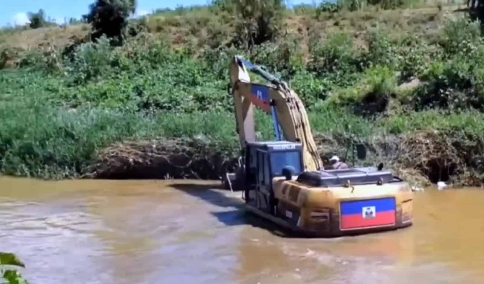 Haitianos buscan represar río masacre con retroexcavadora para desviar agua por canal