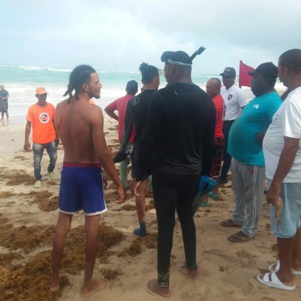 Defensa Civil busca joven desapareció tras ser arrastrado por olas playa Arroyo Salado, de Nagua