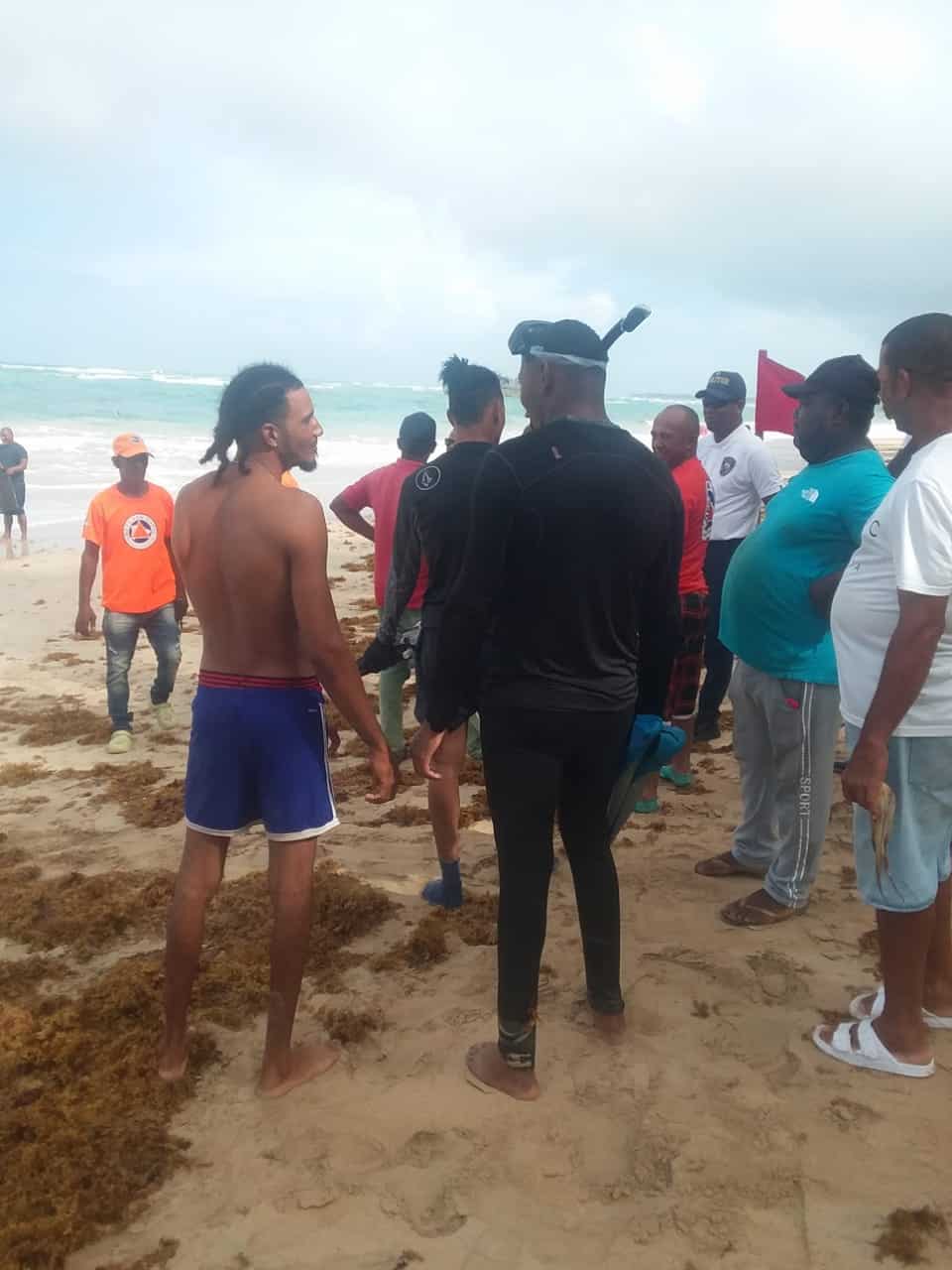 Defensa Civil busca joven desapareció tras ser arrastrado por olas playa Arroyo Salado, de Nagua