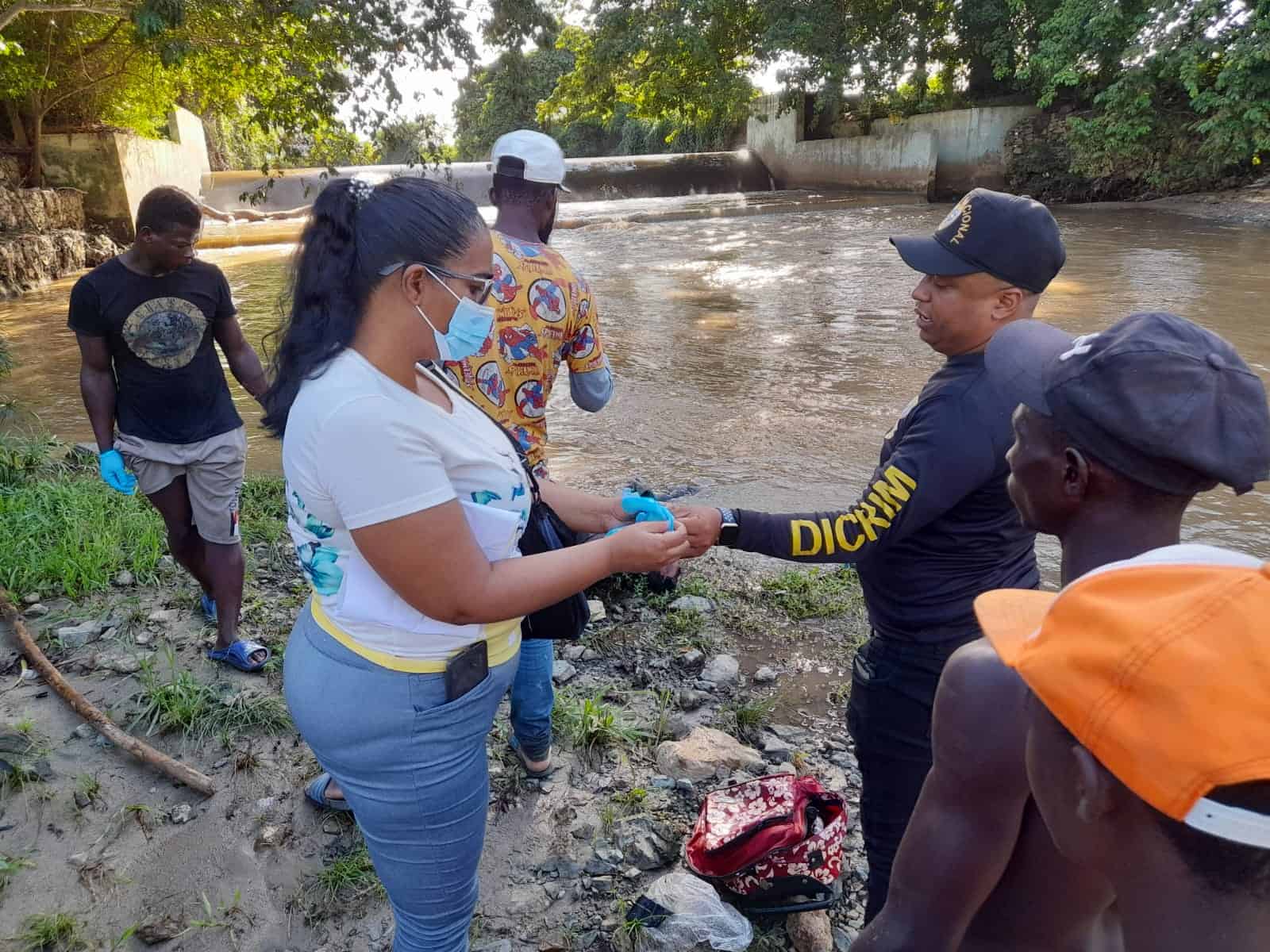 Encuentran haitiano muerto en río Masacre; miembros del DICRIM acuden al lugar