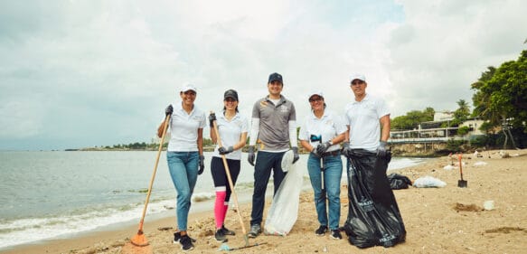 Motor Crédito y Fundación Vida Azul limpian la playa Montesinos