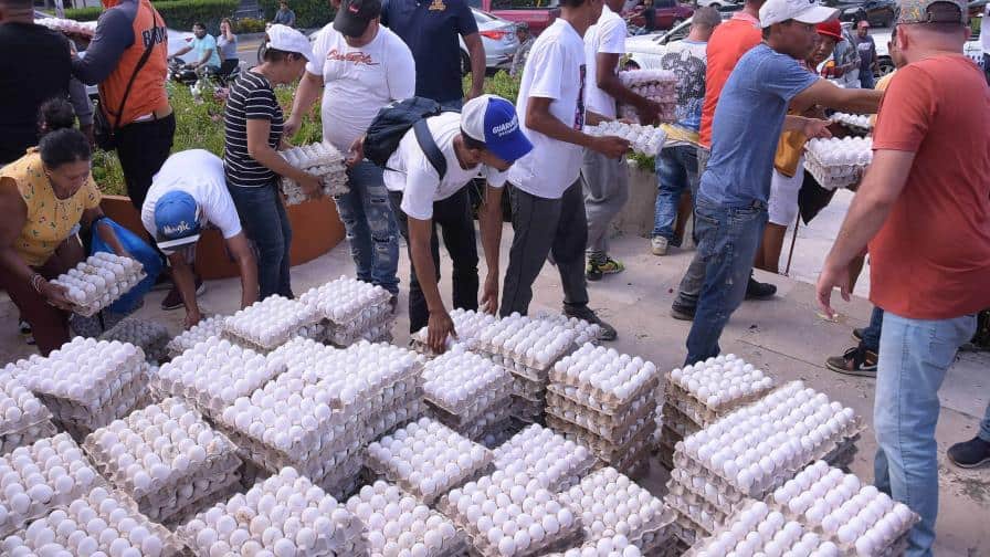Regalan miles de huevos por alegada exclusión compra a productores por cierre fronterizo