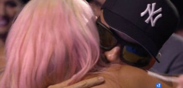 #VIDEO: Karol G enternece las redes sociales con especial abrazo a su novio Feid