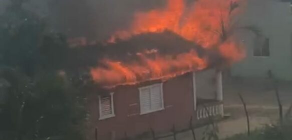 #VIDEO: Familia queda en las calles tras perder hogar por incendio en Dajabón