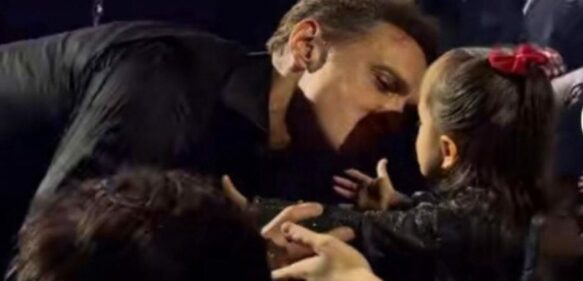 ¿La besó en la boca? Critican a Luis Miguel por besar a niña pequeña en la Arena CDMX
