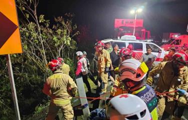 ¡Tragedia! cinco fallecidos y 13 heridos al volcarse un autobús en el sur de Ecuador