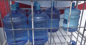 Llegan a un acuerdo para proteger botellones de agua expuestos al sol