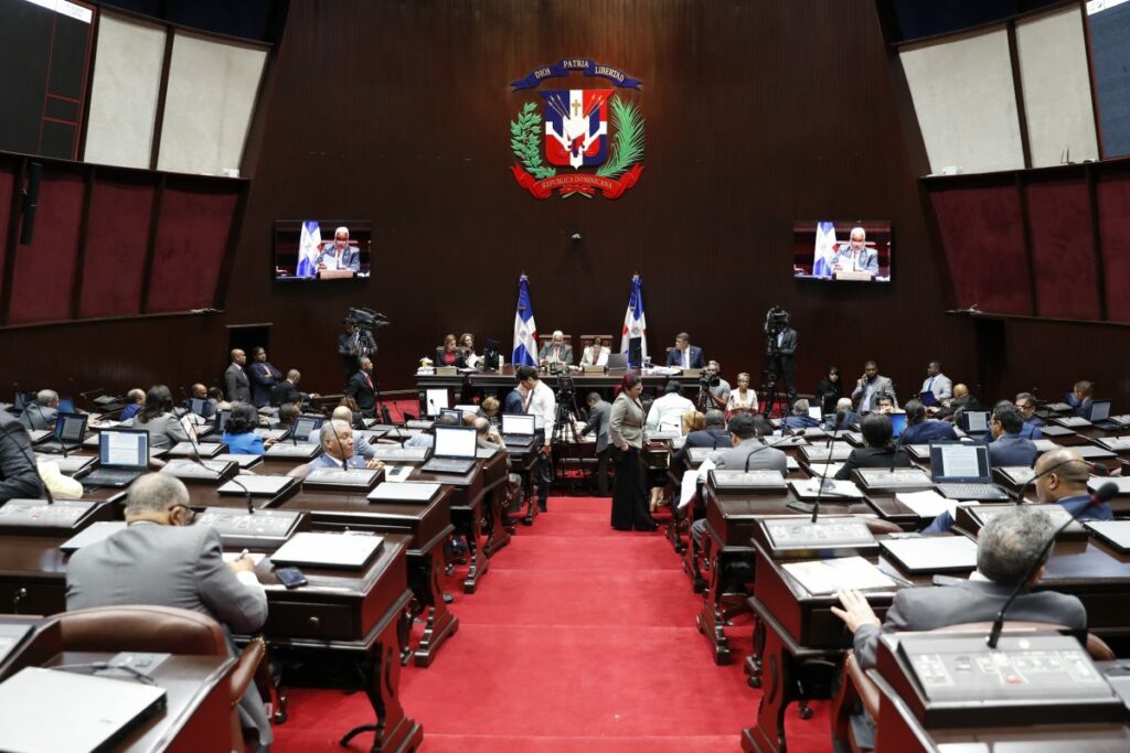 Legisladores conocen resolución sobre traslado de acto de juramentación al Teatro Nacional