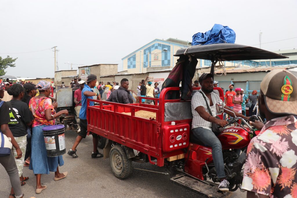 Cientos de haitianos participan en mercado de Dajabon medidas por antrax se mantienen