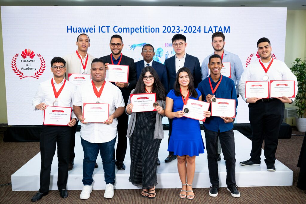 Huawei y MESCyT reconocen a estudiantes por su participación en ICT Competition 2023-2024