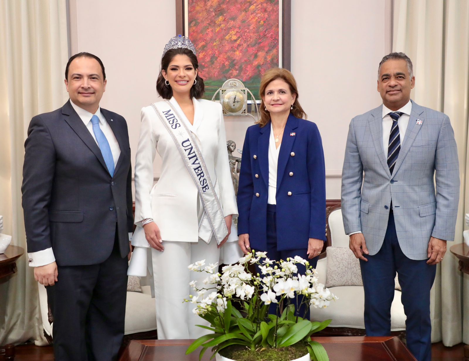 Raquel Peña recibe visita de Miss Universo 2023 y Miss República Dominicana 2024