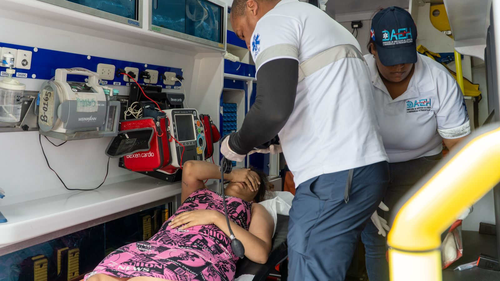 Cuerpo de Bomberos rescata con vida a una mujer que cayó en aguas del Mar Caribe