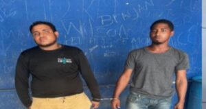 Policía detiene dos hombres por agresión en la vía pública