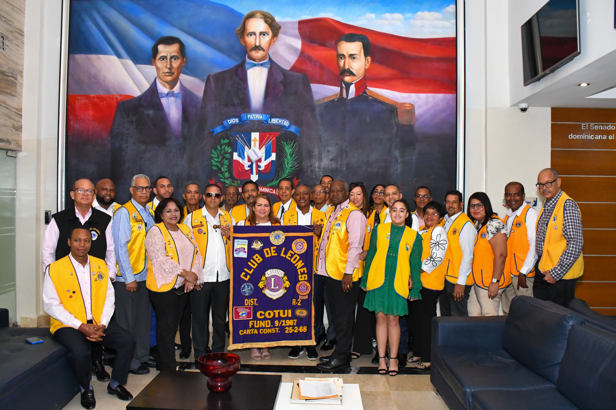 Club de Leones Cotuí reconoce al presidente del Senado por su labor social