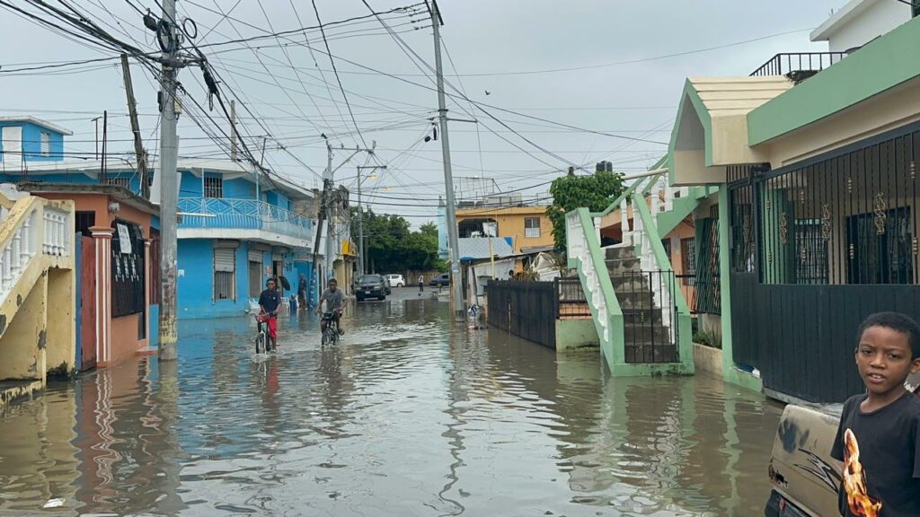 Lluvias inundan Santo Domingo Este