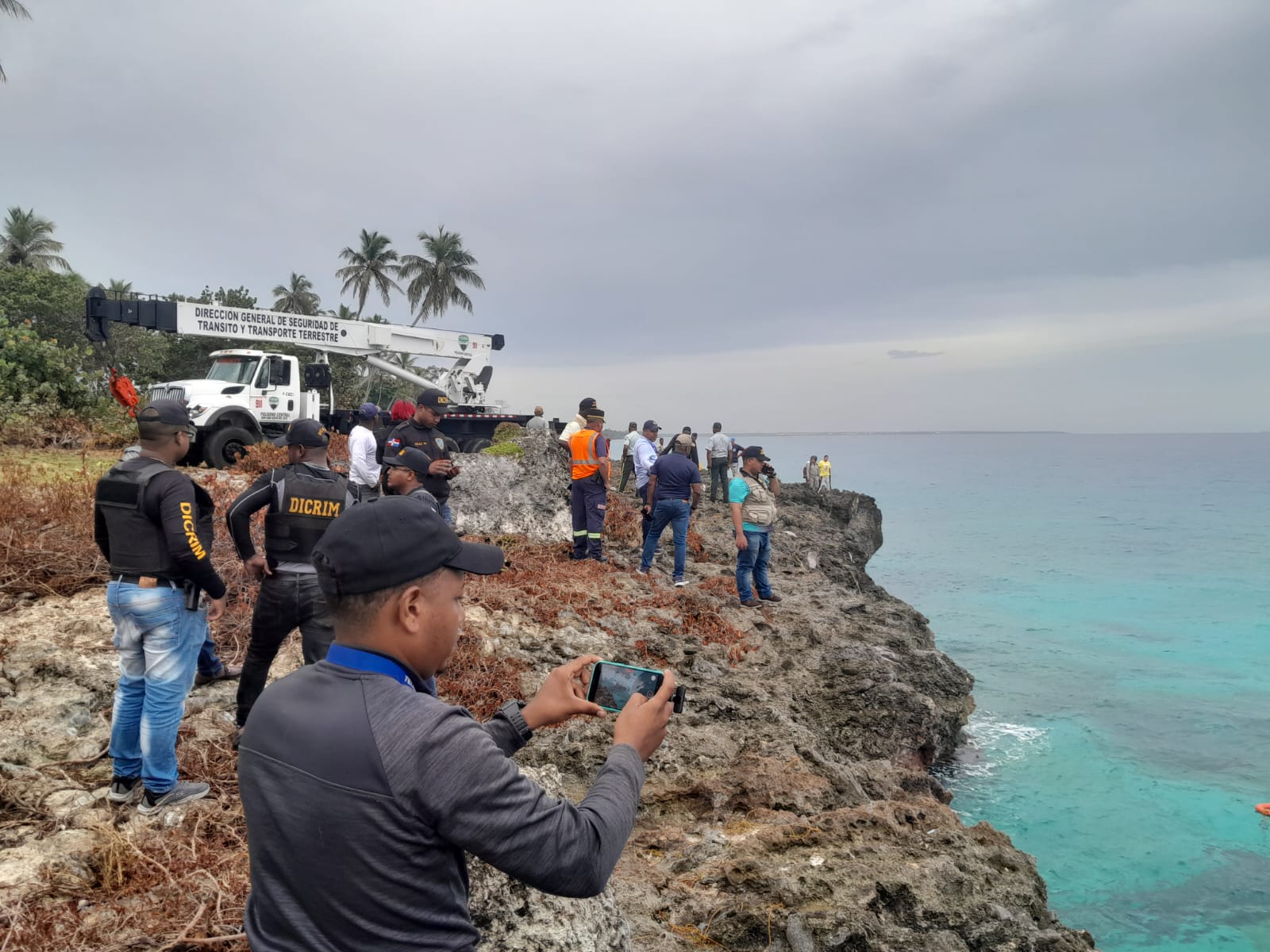 Cuerpo de Bomberos sujeta camión encontrado en las aguas del mar caribe