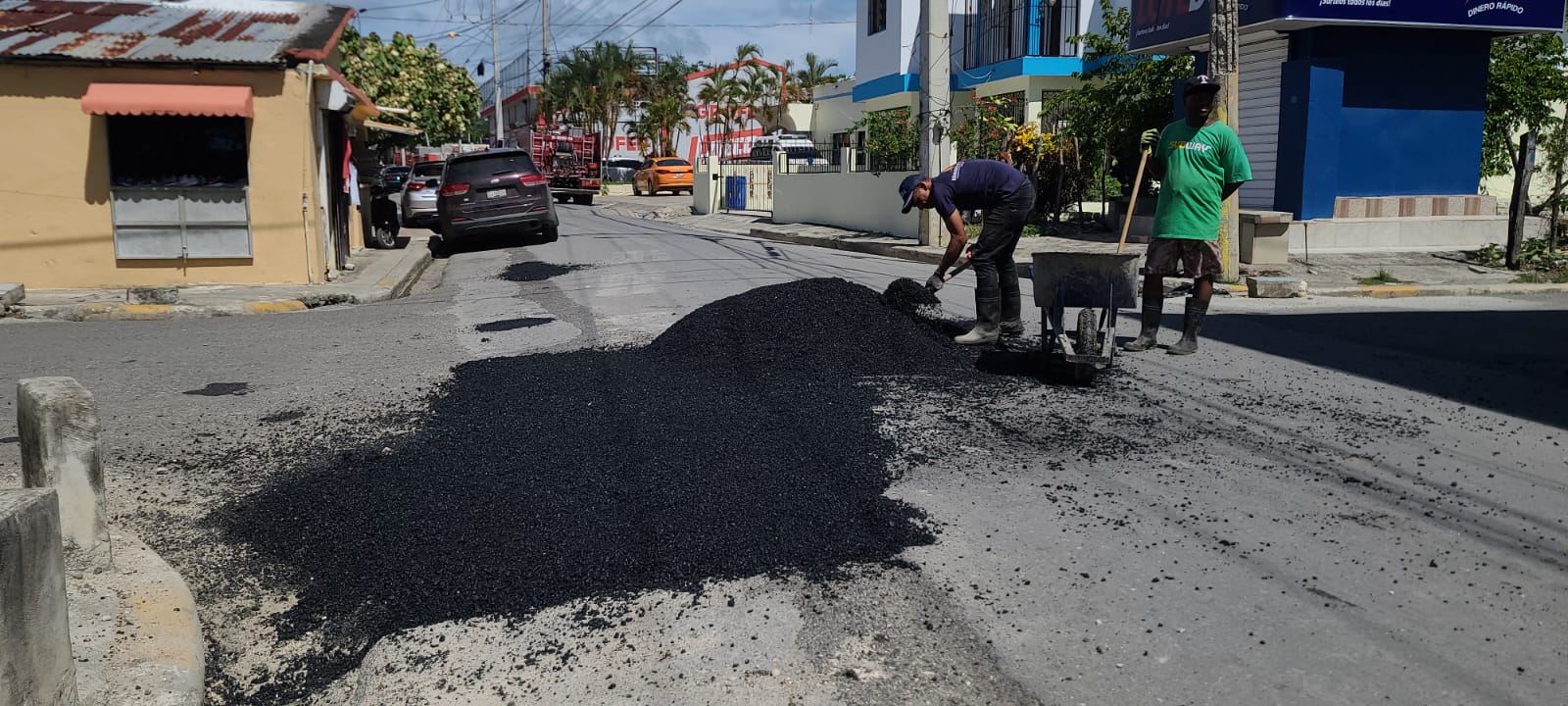 Alcalde de Río San Juan gestiona junto a Hotel Amanera Playa Grande reparación de autopista